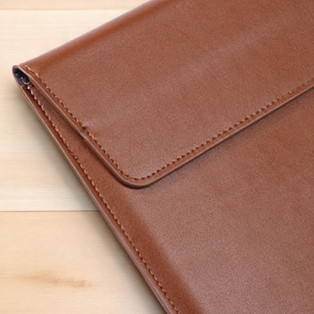 VIKA Flache Laptop - Hülle für MacBook & Notebooks - Laptophüllen - Caramel Brown - Kuratist