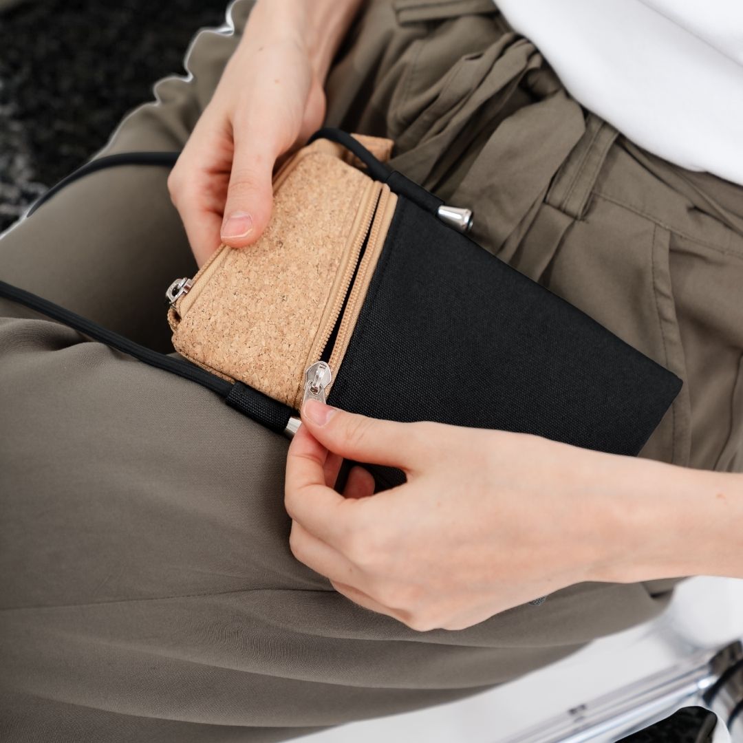 FREYA Handy Umhängetasche und Geldbörse - Handytaschen - Black Cork - Kuratist
