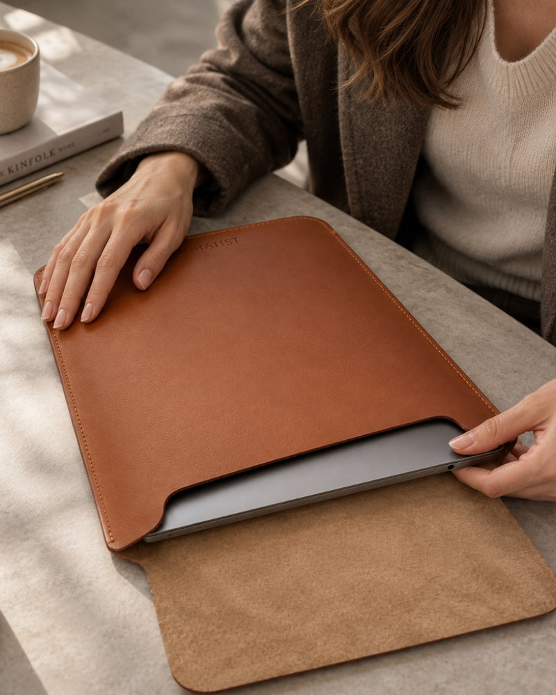LUMI Laptop-Hülle aus feinem Nappaleder in Sienna Brown mit MacBook, auf einem Schreibtisch in warmer Herbststimmung.
