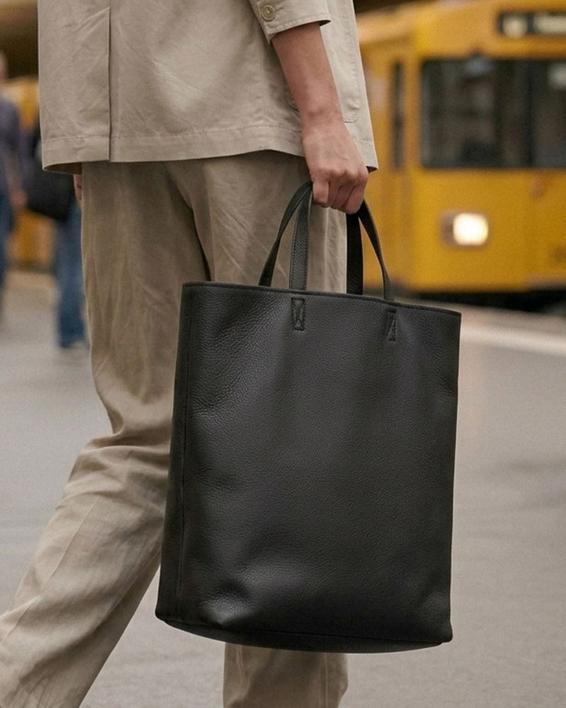 Person trägt den schwarzen ELIN XXL Shopper in der Hand.