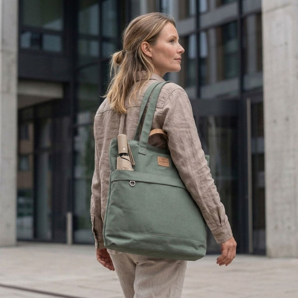 Rucksack, Crossbody, Schultertasche oder Tote – DEERN passt sich deinem Alltag an. Mit 14 L Volumen und gepolstertem Laptopfach.