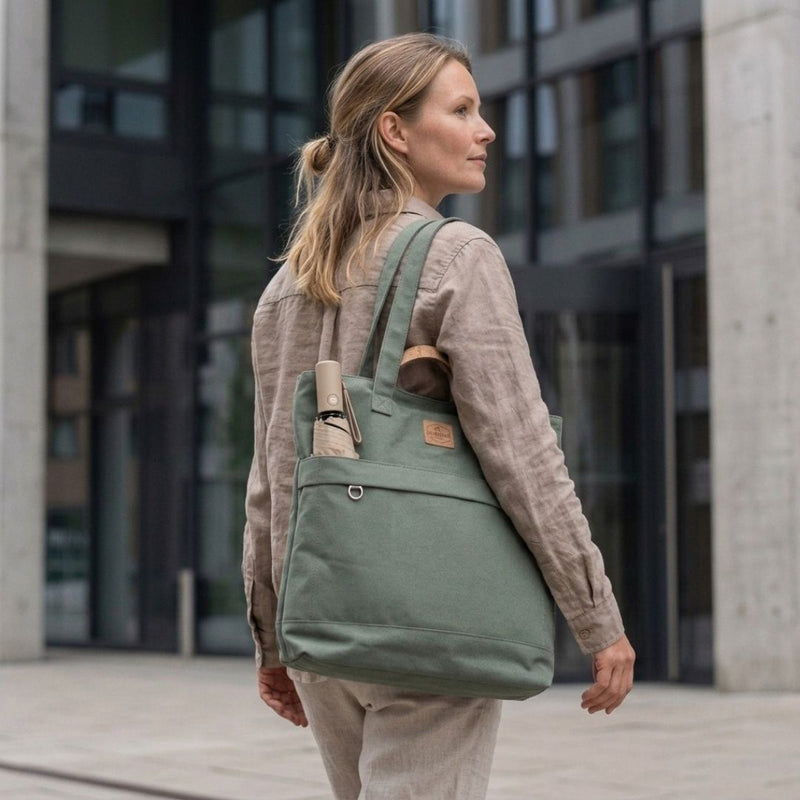 Rucksack, Crossbody, Schultertasche oder Tote – DEERN passt sich deinem Alltag an. Mit 14 L Volumen und gepolstertem Laptopfach.