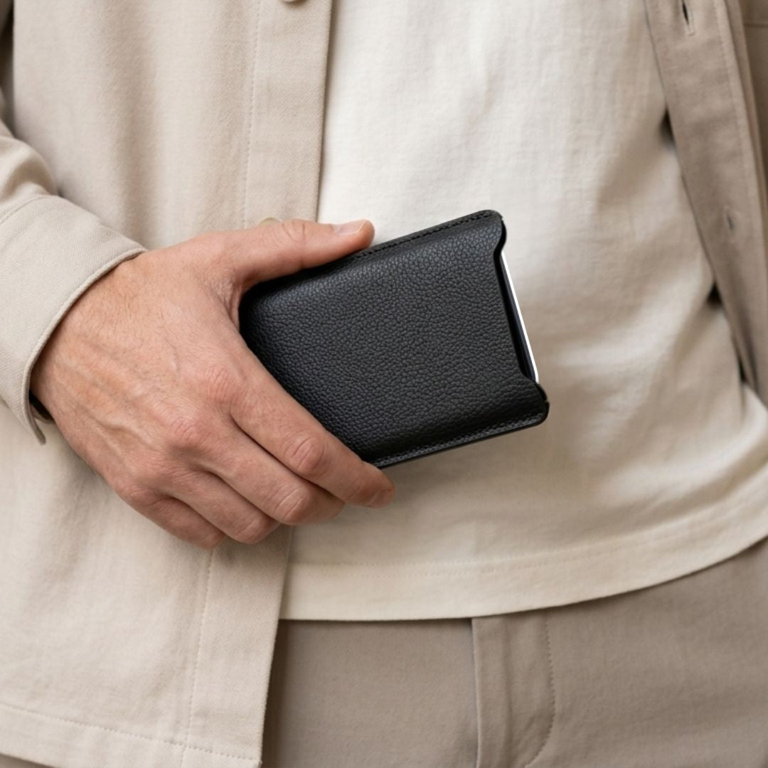 LUMI Handytasche aus Leder - Handytaschen - Premium Black - Kuratist