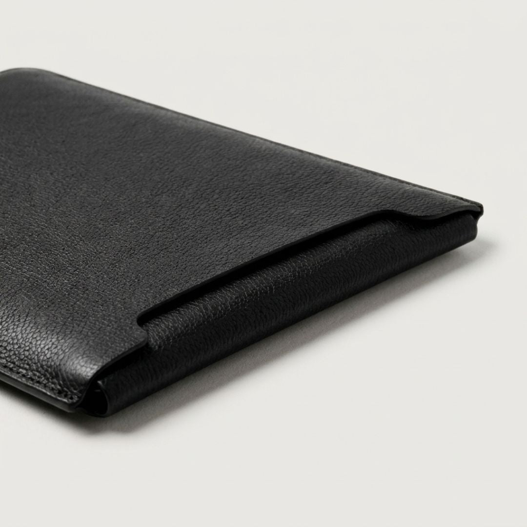 LUMI Laptop Hülle aus Leder für MacBook & Notebooks - Laptophüllen - Pebbled Black - Kuratist
