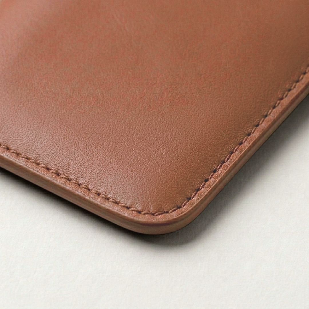 LUMI Laptop Hülle aus Leder für MacBook & Notebooks - Laptophüllen - Nappa Sienna Brown - Kuratist