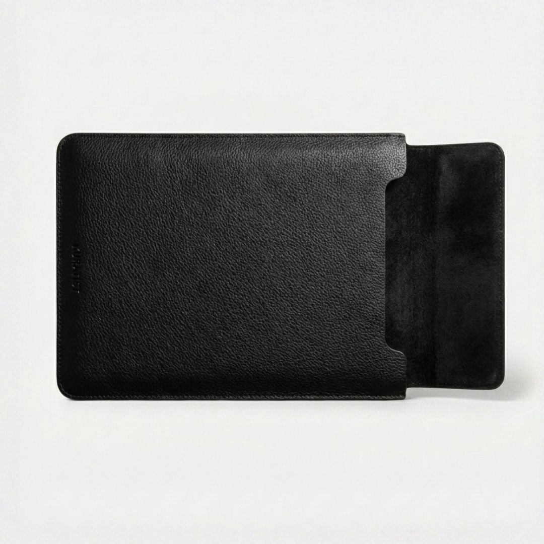 LUMI Laptop Hülle aus Leder für MacBook & Notebooks - Laptophüllen - Pebbled Black - Kuratist
