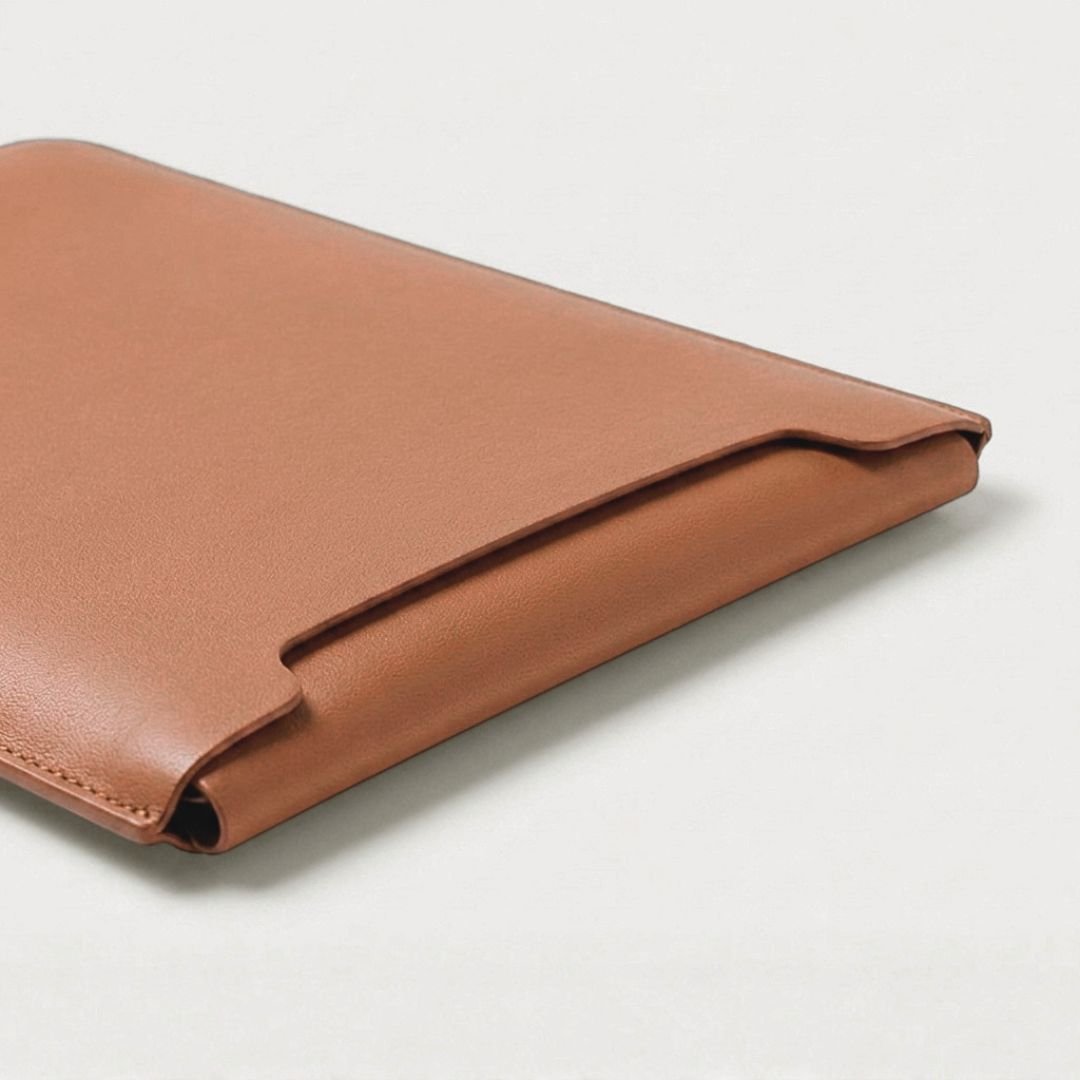 LUMI Laptop Hülle aus Leder für MacBook & Notebooks - Laptophüllen - Nappa Sienna Brown - Kuratist