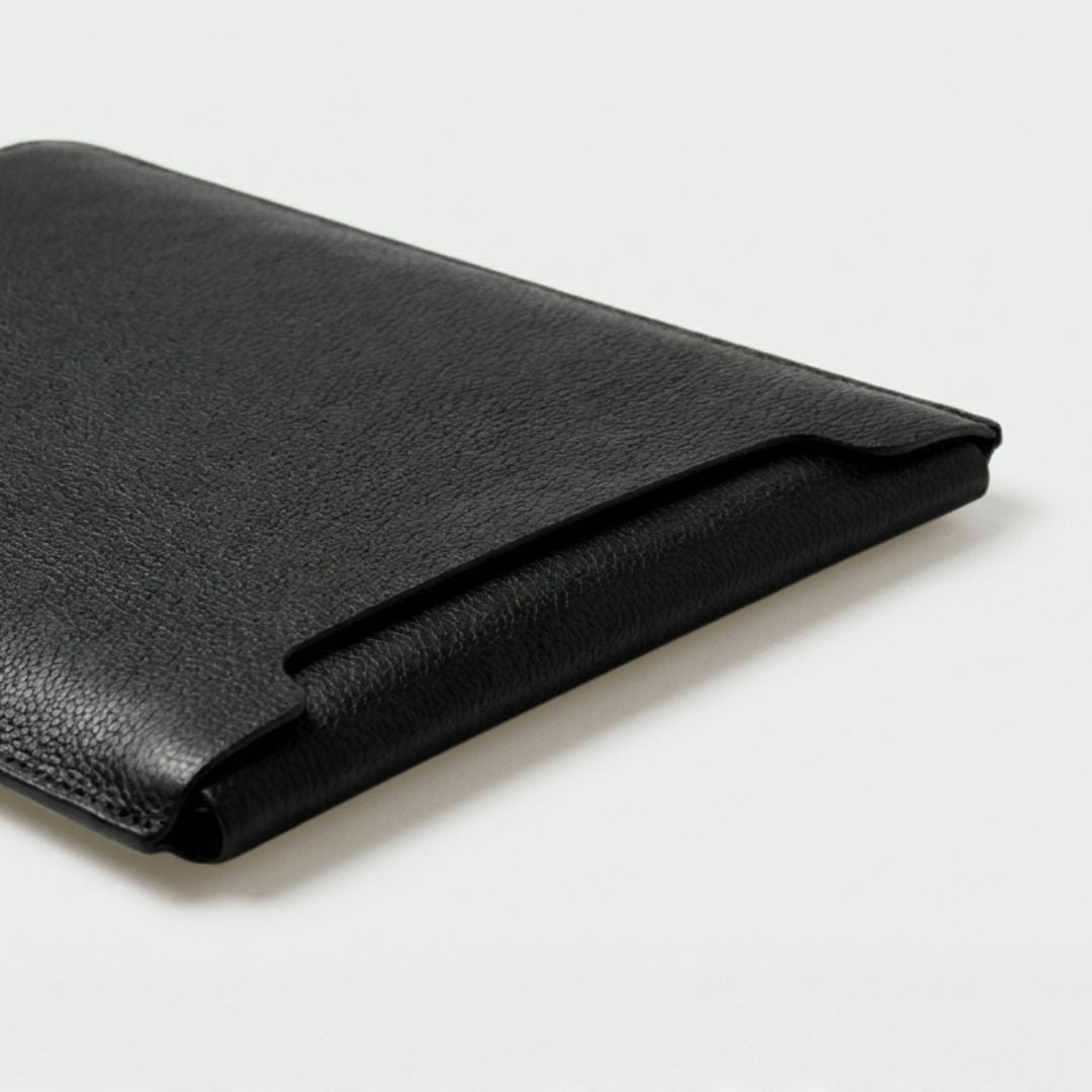 LUMI Laptop Hülle aus Leder für MacBook & Notebooks - Laptophüllen - Pebbled Black - Kuratist