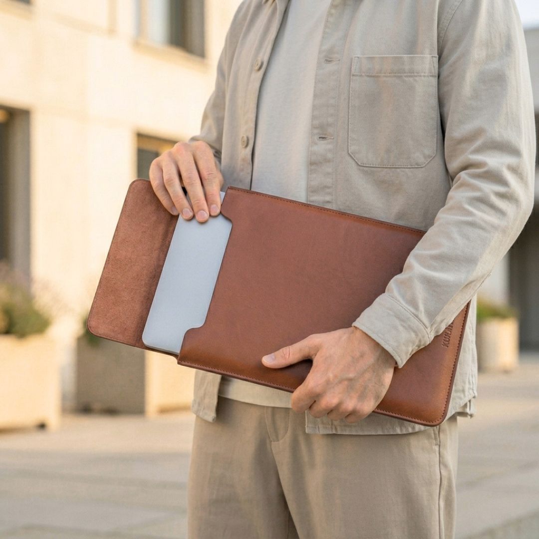LUMI Laptop Hülle aus Leder für MacBook & Notebooks - Laptophüllen - Nappa Sienna Brown - Kuratist