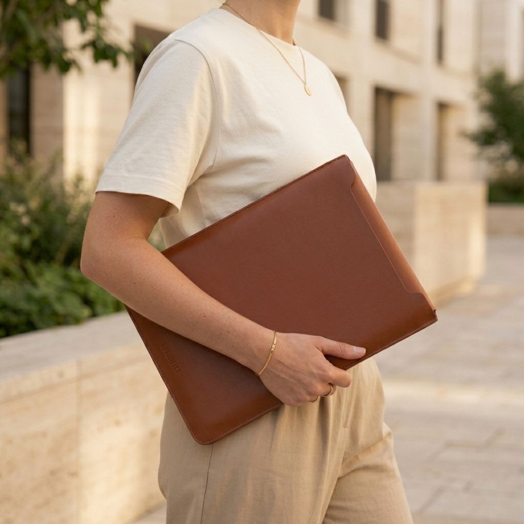 LUMI Laptop Hülle aus Leder für MacBook & Notebooks - Laptophüllen - Nappa Sienna Brown - Kuratist