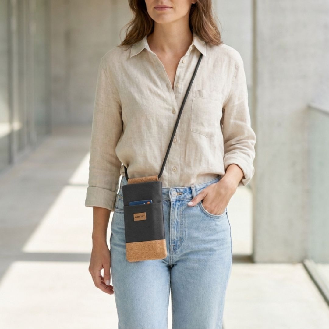 NELA Handytasche zum Umhängen - Handytasche zum Umhängen - Warm Charcoal Cork - Kuratist