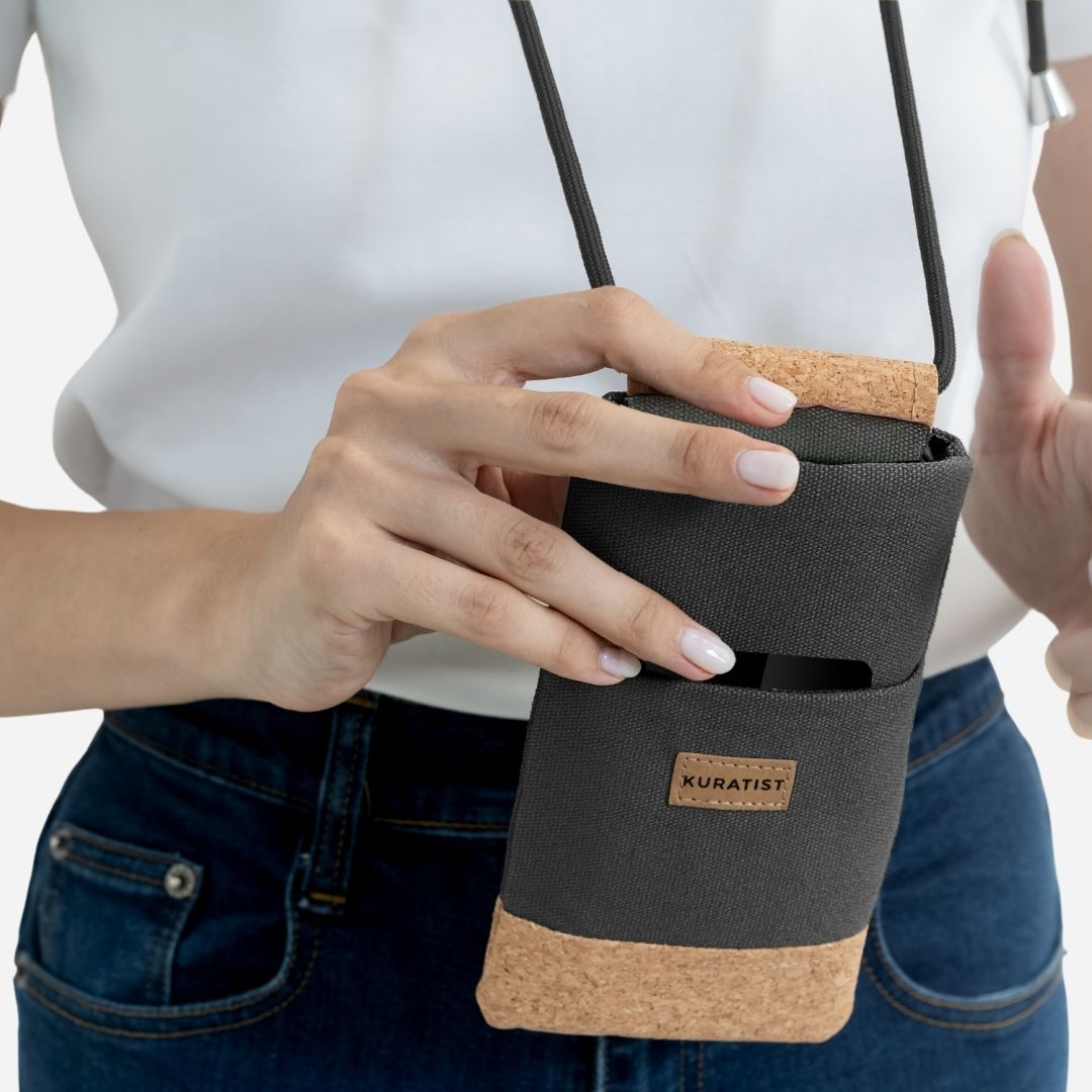 NELA Handytasche zum Umhängen - Handytasche zum Umhängen - Warm Charcoal Cork - Kuratist