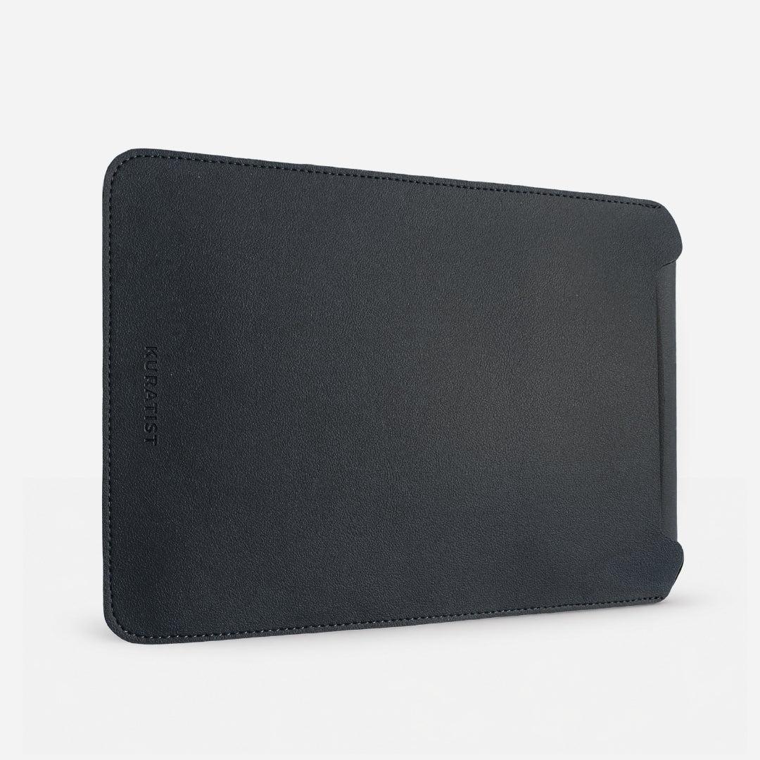 NORA Premium Laptophülle aus hochwertigem Kunstleder - Laptophüllen - Carbon Black – Fine Pebble Grain (Vegan) - Kuratist