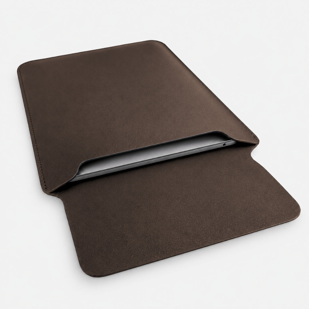 NORA Premium Laptophülle aus hochwertigem Kunstleder - Laptophüllen - Coffee – Fine Pebble Grain (Vegan) - Kuratist
