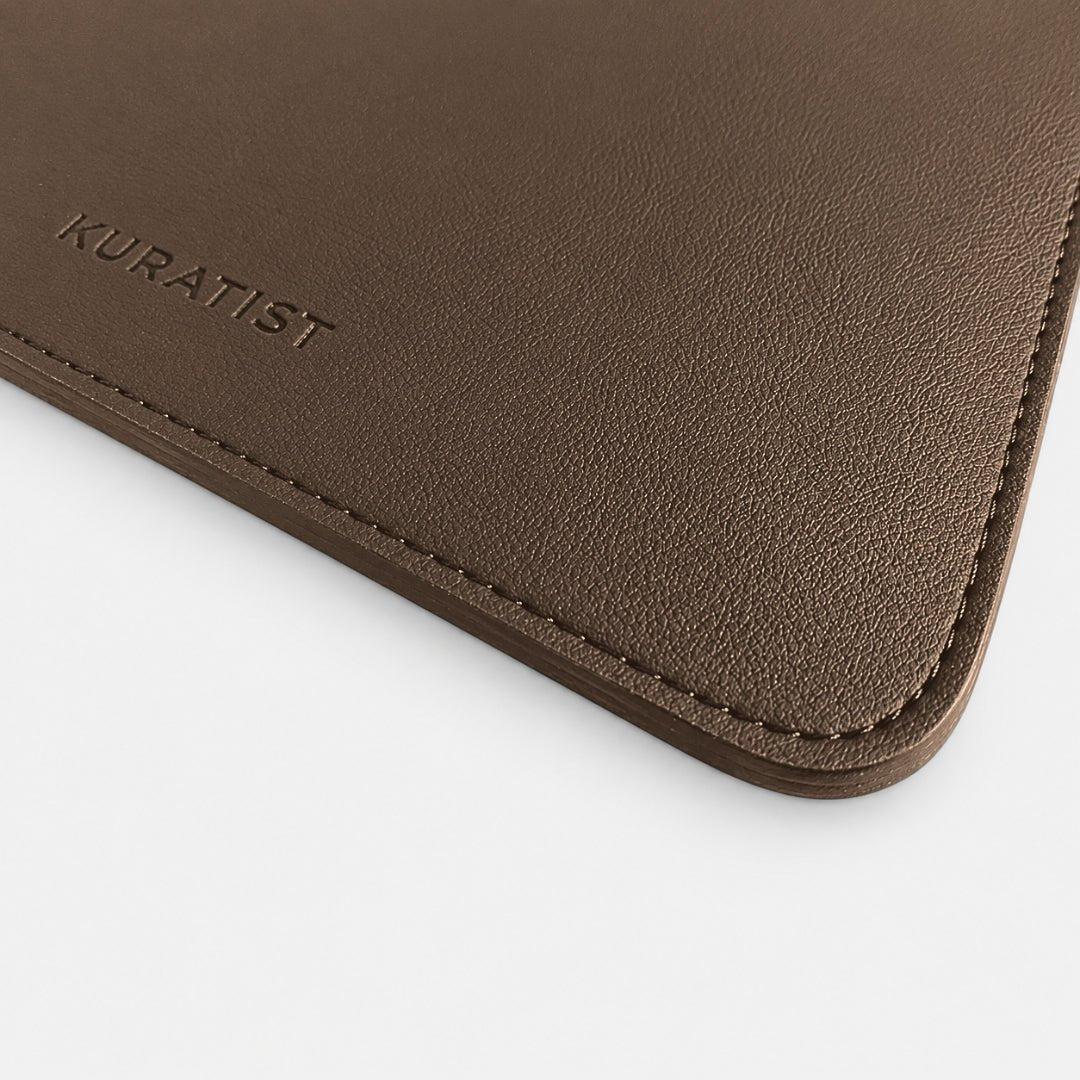 NORA Premium Laptophülle aus hochwertigem Kunstleder - Laptophüllen - Coffee – Fine Pebble Grain (Vegan) - Kuratist