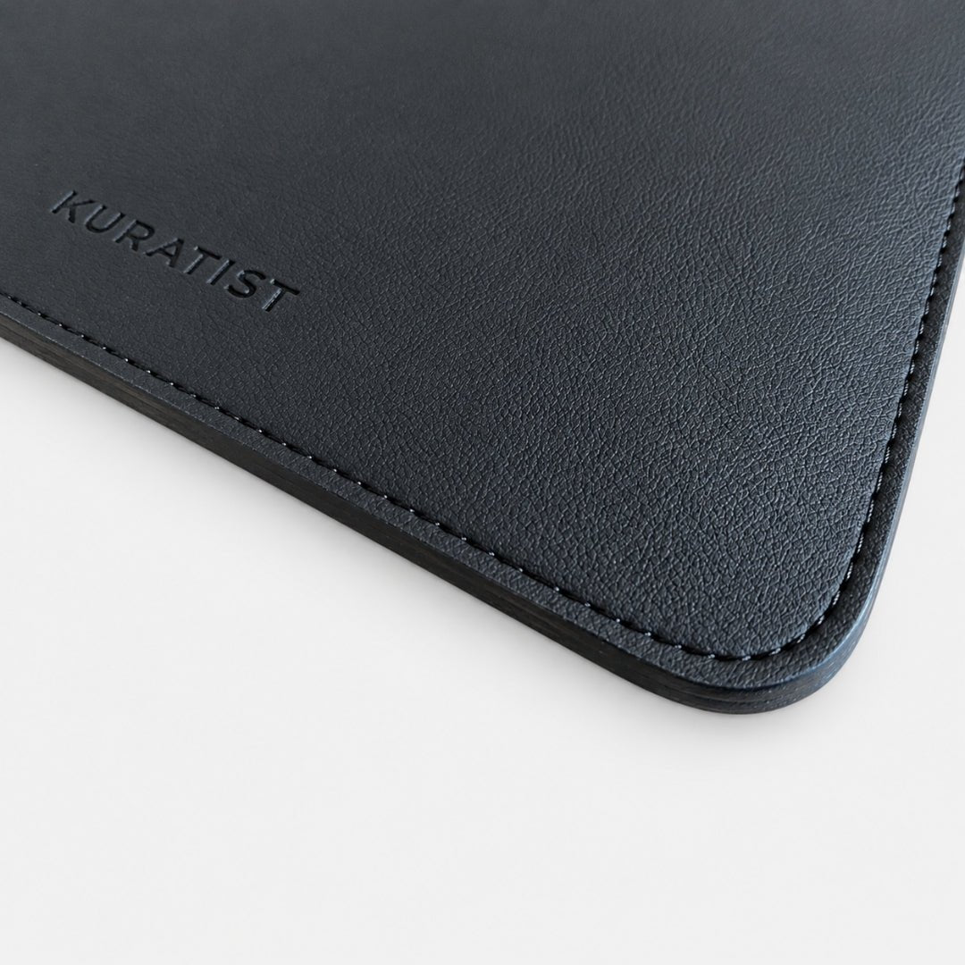 NORA Premium Laptophülle aus hochwertigem Kunstleder - Laptophüllen - Carbon Black – Fine Pebble Grain (Vegan) - Kuratist