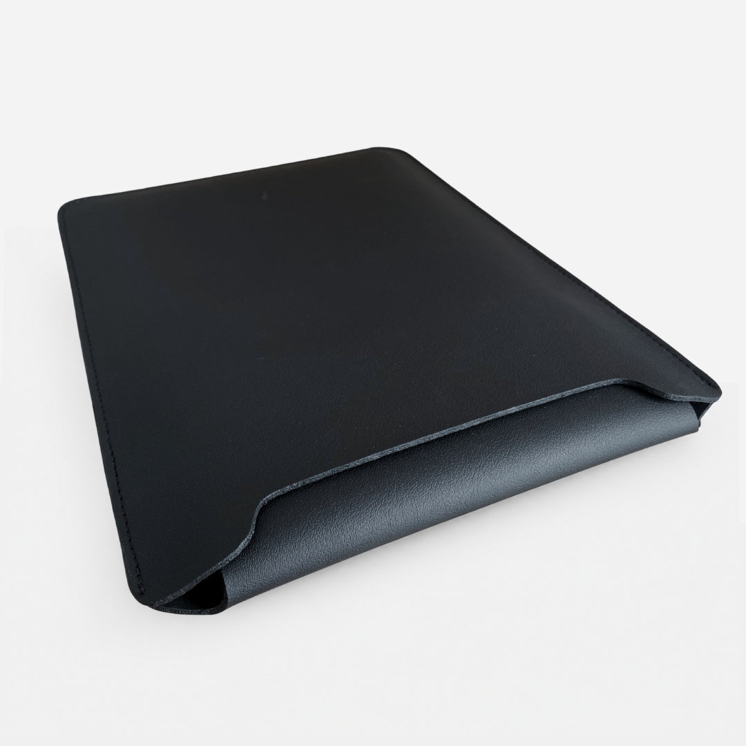 NORA Premium Laptophülle aus hochwertigem Kunstleder - Laptophüllen - Carbon Black – Fine Pebble Grain (Vegan) - Kuratist