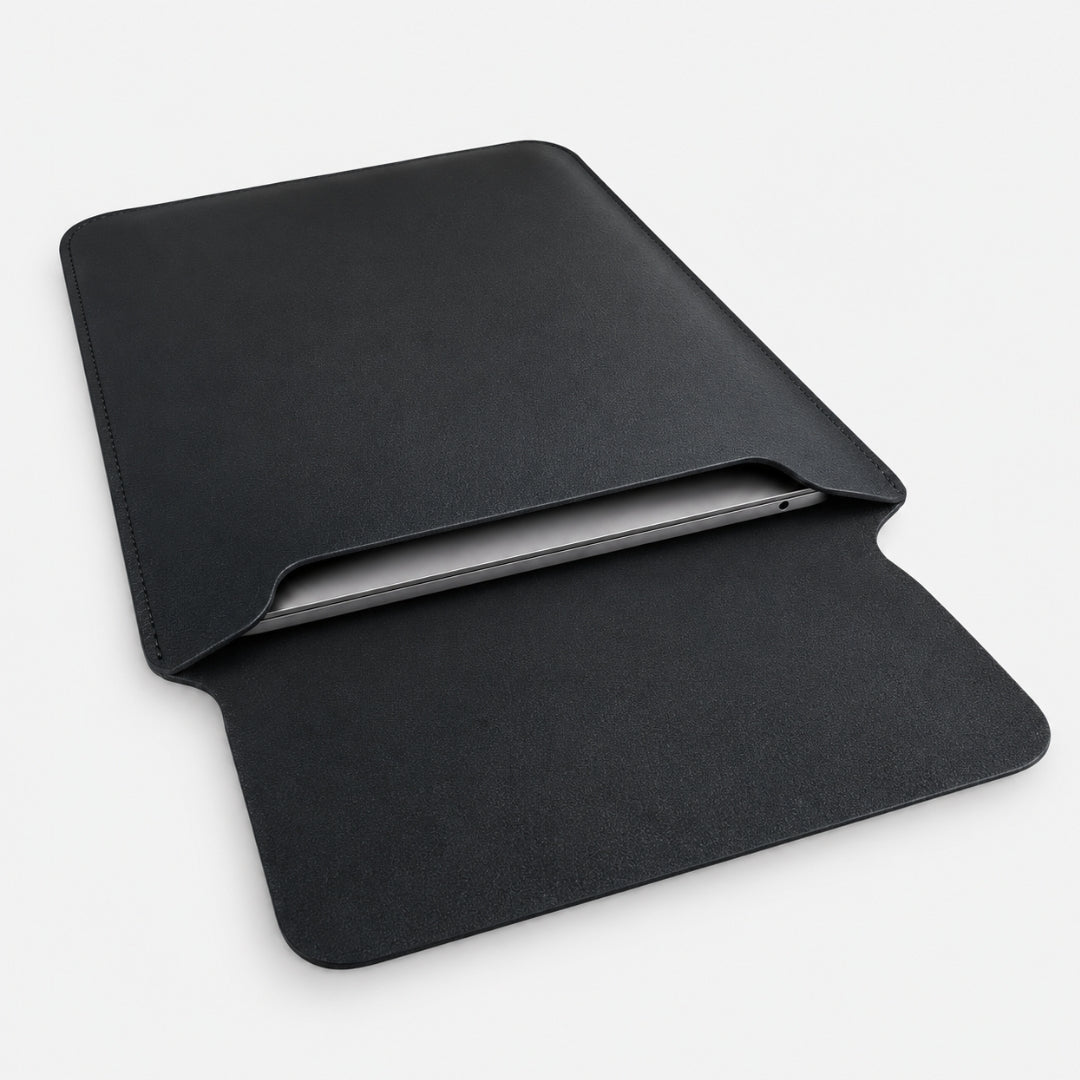 NORA Premium Laptophülle aus hochwertigem Kunstleder - Laptophüllen - Carbon Black – Fine Pebble Grain (Vegan) - Kuratist